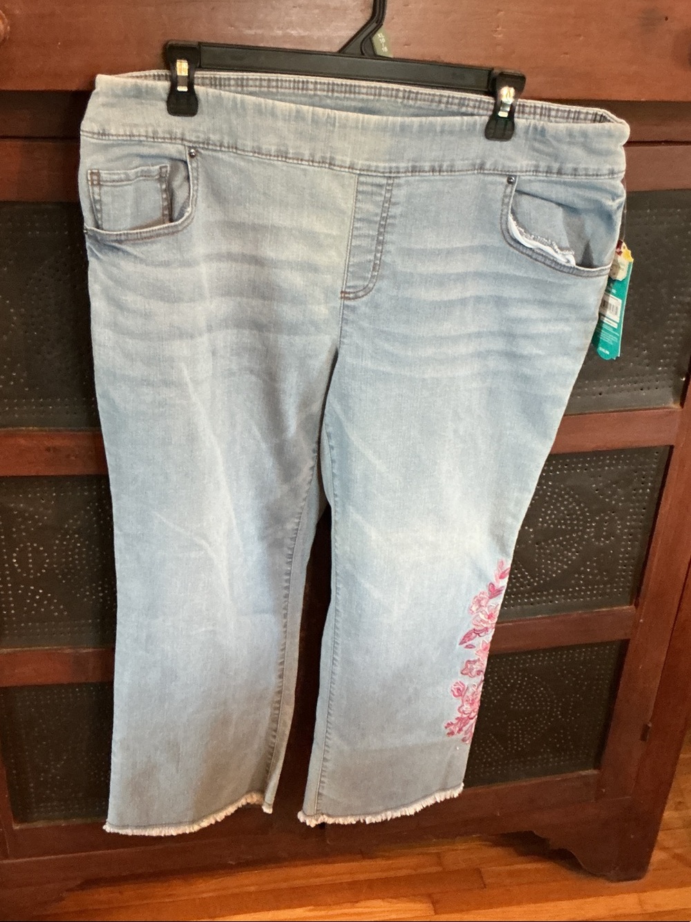 The Pioneer Woman Denim Embroidered Cropped Jeans - NWT